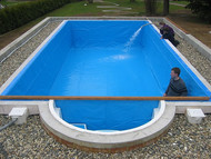 Der Bau eines Schwimmbeckens oder Pools im Garten oder im Haus sollte sorgfältig geplant und umgesetzt werden. Ob oberirdisches Aufstellbecken oder ins Erdreich verlegtes Einbaubecken - der Bau eines Pools gehört in Profihände.